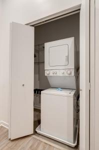 eine Mikrowelle auf einer Waschmaschine und einem Trockner in der Unterkunft Cabin 105 by 747 Lofts in Chicago