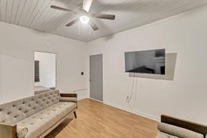 un soggiorno con divano e TV a schermo piatto di Cozy charming two-story home great for long stays home a Savannah