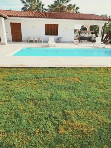 una piscina nel cortile di una casa di La casa di Elisa villa con piscina a San Leone