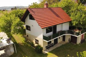 uma vista superior de uma casa com um telhado laranja em A perfect house with a terrace and a view em Juršinci