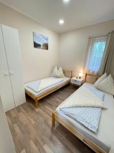 Posteľ alebo postele v izbe v ubytovaní Vadszőlő Apartman