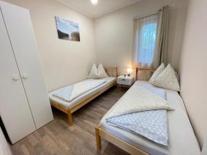 Posteľ alebo postele v izbe v ubytovaní Vadszőlő Apartman