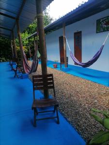 eine Gruppe Hängematten auf einer Veranda eines Hauses in der Unterkunft Hotel campestre la Maria in Villavicencio