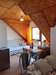 ein Wohnzimmer mit einem Tisch und einem Sofa in der Unterkunft Solorena in Junoszyno