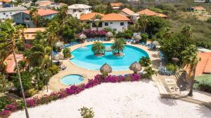 una vista aérea de una piscina en un complejo en CASA Arte- Exclusive apartment with internet and pool en Santa Catharina