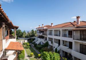 Cette chambre offre une vue sur un immeuble d'appartements doté d'une cour. dans l'établissement Antique Apartment, à Afytos