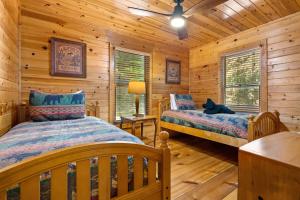 a bedroom with two beds in a log cabin at A Heavenly View in Blue Ridge