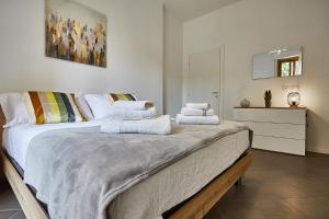 um quarto com uma cama grande e toalhas em MONZA-MILANO - Comfort tra centro e stazione - WIFI em Monza