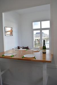 - une table avec une bouteille de vin dans l'établissement CyclodeLoire vue splendide, à Saumur
