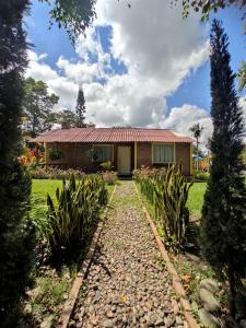 a house with a pathway leading to it at Hotel Centro Recreacional Valle deEli in Fusagasuga