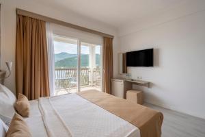 een hotelkamer met een bed en een groot raam bij Trendlife Hotels Torba in Bodrum City