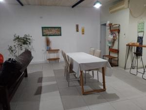una sala da pranzo con tavolo e sedie in una stanza di El séptimo día, lugar de descanso a Funes