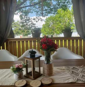 einen Tisch mit einer Blumenvase auf dem Tisch in der Unterkunft Mobilna hiška pogled na jezero in Velenje