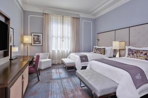 um quarto de hotel com duas camas e uma televisão de ecrã plano em Palace Hotel, a Luxury Collection Hotel, San Francisco em São Francisco
