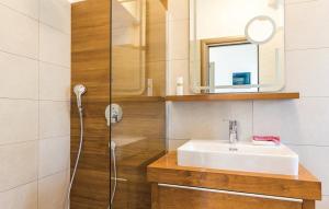 ein Badezimmer mit Waschbecken und Spiegel in der Unterkunft Apartment Olive Garden Medulin I in Medulin + 21 Fotos