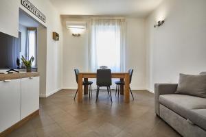uma sala de estar com uma mesa e um sofá em MONZA-MILANO - Comfort tra centro e stazione - WIFI em Monza