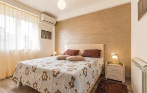 ein Schlafzimmer mit großem Bett und Fenster in der Unterkunft Apartment Olive Garden Medulin I in Medulin