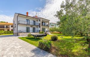 ein Haus mit einem Hof mit einem Boot darin in der Unterkunft Apartment Olive Garden Medulin I in Medulin