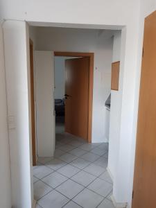 um corredor vazio com uma porta num quarto em Eneya em Rotemburgo do Fulda
