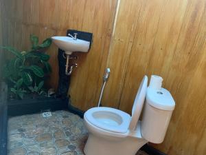 La salle de bains est pourvue de toilettes et d'un lavabo. dans l'établissement Buahan Sweet Glamping ( BSG), à Kubupenlokan