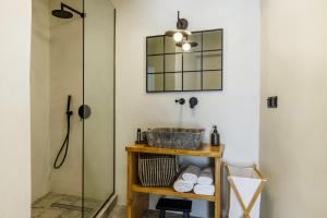 スコペロスにあるThe Grey Homeのバスルーム(シャワー、タオル付きの棚付) +13枚の写真