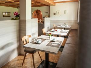 A restaurant or other place to eat at Hotel B&B Martha