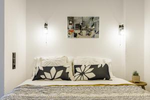 スコペロスにあるThe Grey Homeの枕が2つ置かれたベッドのある寝室