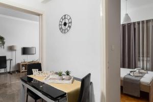 une salle à manger avec une table et une chambre avec un lit dans l'établissement Chris's best apartment in Athens, à Athènes