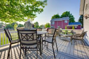 un patio con mesa y sillas en una terraza en Riverfront Au Gres Cottage with Fire Pit and Grill!, en Au Gres
