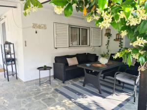 a living room with a couch and a table at Mom's Seaside Home in Karianí