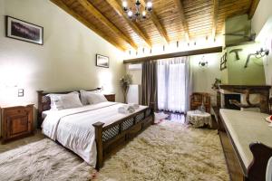 A bed or beds in a room at Hotel Teloneio