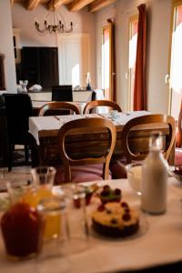 una mesa con sillas y una mesa con comida. en Bed & Breakfast Gioia di..., en Santo Stino di Livenza