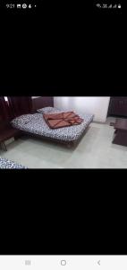 Una foto de una cama en una habitación en HOTEL YUVRAJ, en Haldwāni 1 foto más