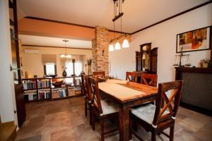 uma sala de jantar com uma mesa de madeira e cadeiras em ZeusPlace Fenia’s Nest House em Litochoro