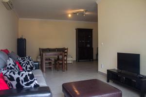 a living room with a couch and a table at Leta´s Beach House in Carvoeiro