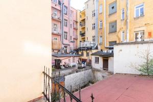 une vue d'une ruelle dans une ville avec des bâtiments dans l'établissement Apartment on Masaryka 39, à Karlovy Vary