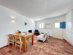 una camera con tavolo e sedie e un soggiorno di Casa das Piteiras nº1 - Aljezur ad Aljezur
