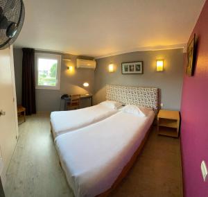 Ένα ή περισσότερα κρεβάτια σε δωμάτιο στο Contact Hotel LE SUD Montpellier Aéroport Parc Expo Arena