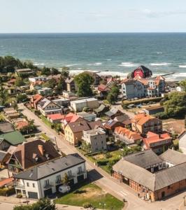 una vista aérea de una pequeña ciudad junto al océano en Ludna 3, en Niechorze