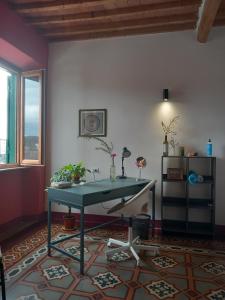 Habitación con mesa verde y ventana en Lotte's Guesthouse, en Livorno