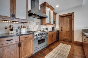 Kuchyň nebo kuchyňský kout v ubytování Luxury 3 BR Residence-Ski-in out in Bachelor Gulch condo