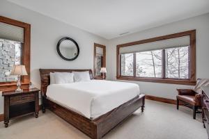 Postel nebo postele na pokoji v ubytování Luxury 3 BR Residence-Ski-in out in Bachelor Gulch condo