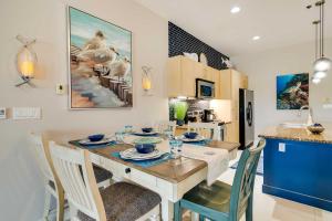 uma cozinha e sala de jantar com mesa e cadeiras em South Padre Island Condo Walk to Beach! em South Padre Island