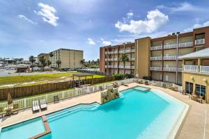 uma imagem de uma piscina num hotel em South Padre Island Condo Walk to Beach! em South Padre Island