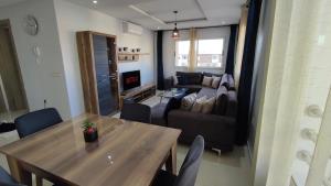 un soggiorno con tavolo e divano di DLX02 - Appartement Deluxe 2 chambres - Centre Ville Oujda a Oujda