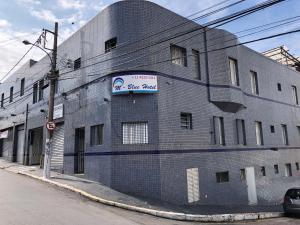 ジュンディアイにあるM-Blue Hotelの側面に看板がある建物