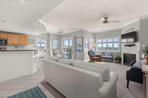 Η κουζίνα ή μικρή κουζίνα στο Avalon 507 condo