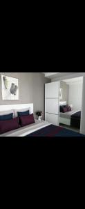 um quarto com uma grande cama branca em Mahmutlar State of Art em Alanya