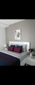 1 dormitorio con 1 cama grande con almohadas rojas y azules en Mahmutlar State of Art, en Alanya