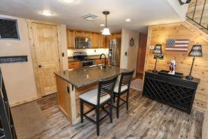 Dapur atau dapur kecil di Seven Springs 2 BR Premium Condo, Walk to Slopes condo